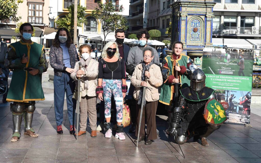Los mayores disfrutan de una exhibición de combate medieval y esgrima histórica en la Plaza Alta