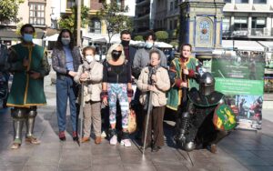 Los mayores disfrutan de una exhibición de combate medieval y esgrima histórica en la Plaza Alta