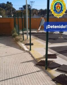 Detenido tras ser pillado por los vecinos robando la verja de un parque infantil en El Saladillo