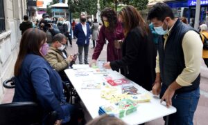 La Asociación Espina Bífida establece una mesa informativa en el centro por el día nacional de esta enfermedad.