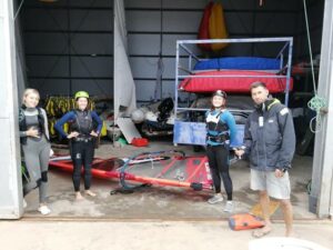 Tres deportistas del equipo femenino ruso de IQ-foil olímpico se preparan en el RCN de Algeciras