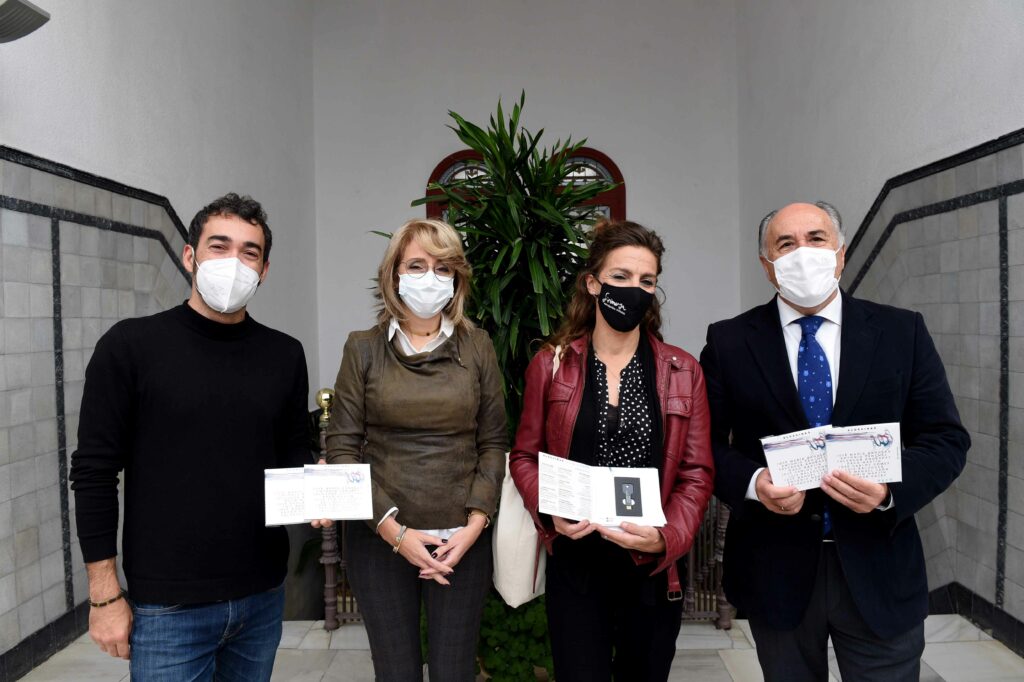 Sirimusa entrega al alcalde el disco Algeciras después de Paco"