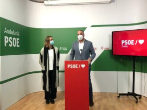 Ruiz Boix e Isabel Gómez presentan la ponencia que guiará el programa del PSOE gaditano para los próximos cuatro años.