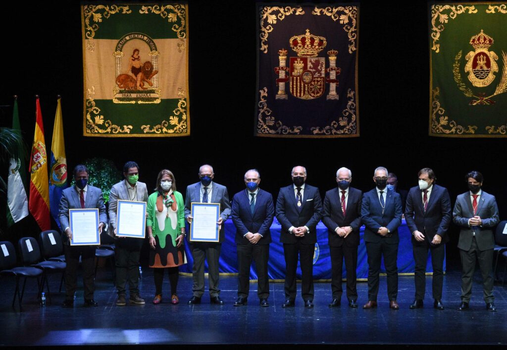 Algeciras reconoce la entrega y el trabajo de personas y entidades con la concesión de las Medallas de la Palma