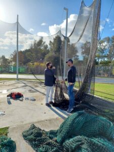 Deportes mejora la jaula de lanzamiento ubicada en el estadio municipal de atletismo