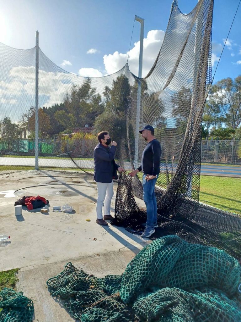 Deportes mejora la jaula de lanzamiento ubicada en el estadio municipal de atletismo