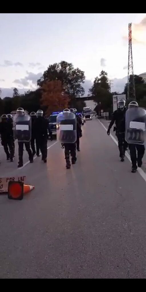 CGT denuncia que los antidisturbios aprovechan que los trabajadores están reunidos para cargar contra un piquete en Refinería