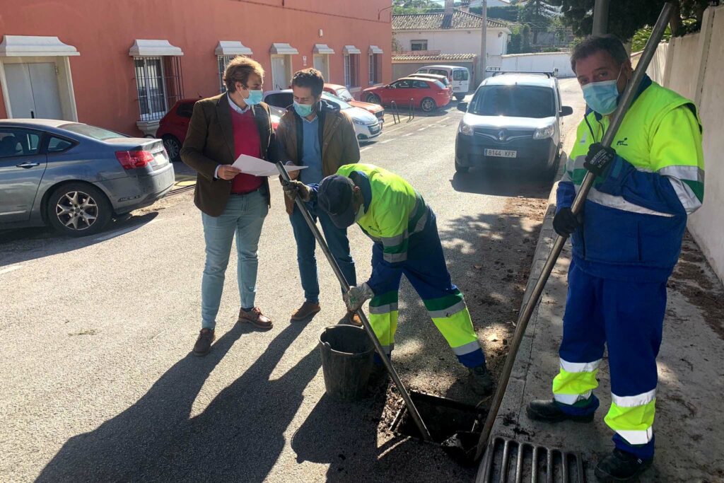 Vázquez Hueso supervisa la limpieza de imbornales de la Colonia San Miguel