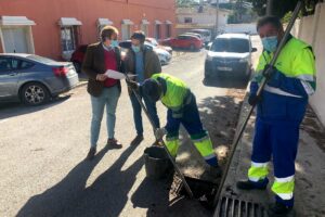 Vázquez Hueso supervisa la limpieza de imbornales de la Colonia San Miguel