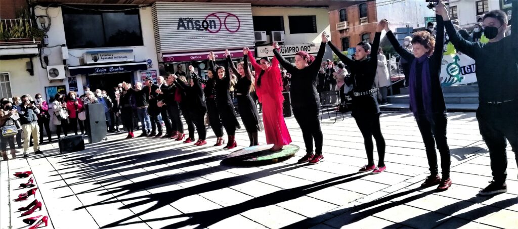 Los 'Zapatos Rojos' salen a la calle para rechazar la violencia de género