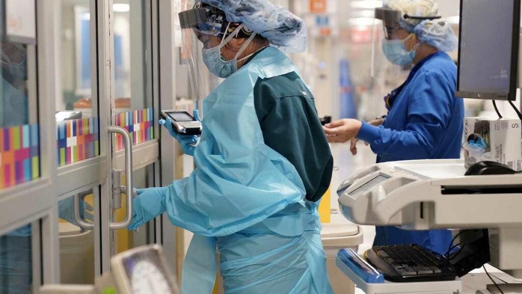 Preocupación científica y caída de las bolsas por la nueva variante detectada en África que podría evadir las vacunas