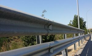 Sorprendidas dos personas robando quitamiedos de la autovía de Los Barrios