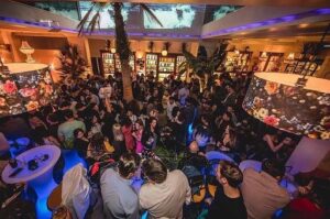 Moreno afirma que Andalucía  "probablemente" solicitará el certificado Covid para acceder al ocio nocturno y la hostelería