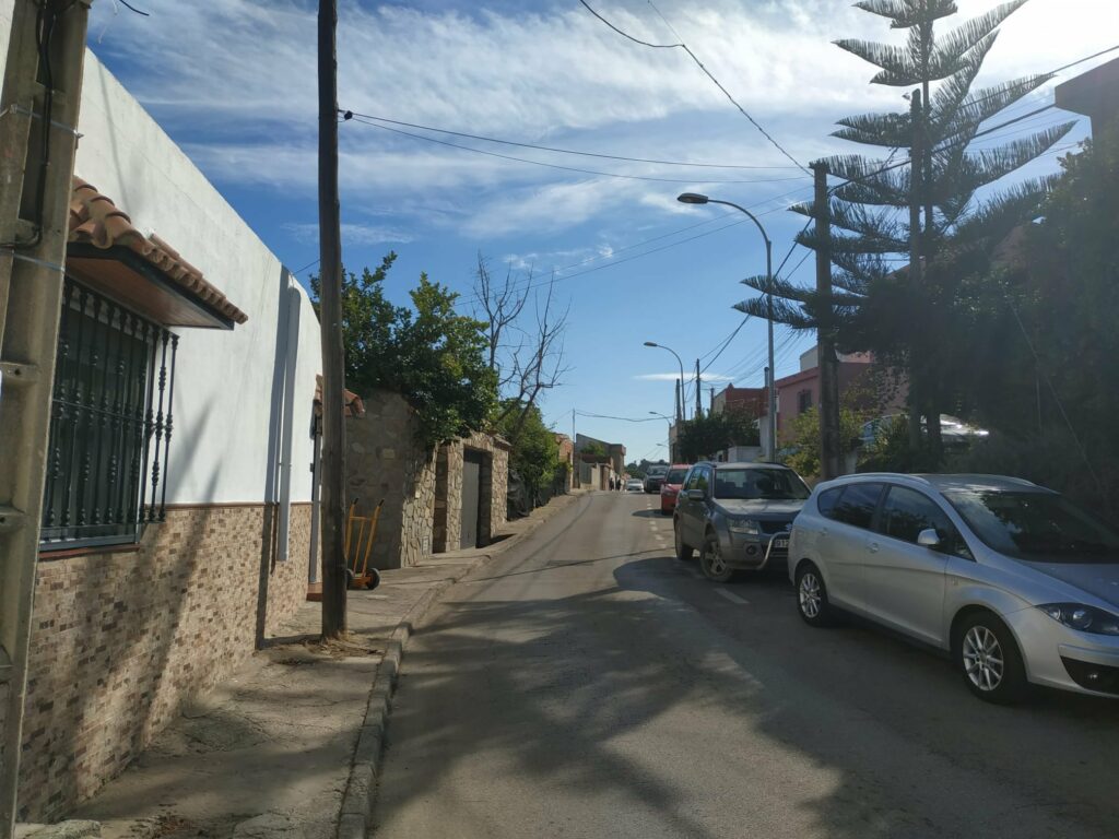 El Defensor del Pueblo Andaluz conoce la problemática de las familias que viven en la calle Huerta de Las Pilas