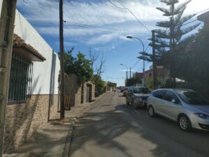El Defensor del Pueblo Andaluz conoce la problemática de las familias que viven en la calle Huerta de Las Pilas