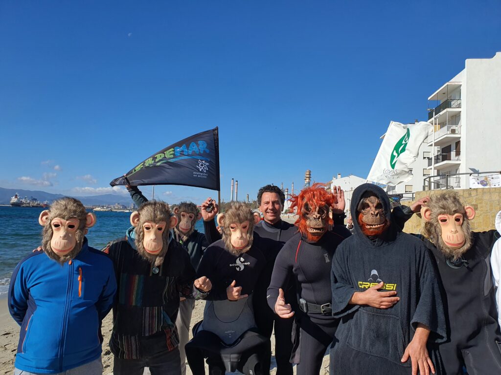Orangutanes de Borneo  protestan en los fondos submarinos del Mediterráneo, en la Bahía de Algeciras
