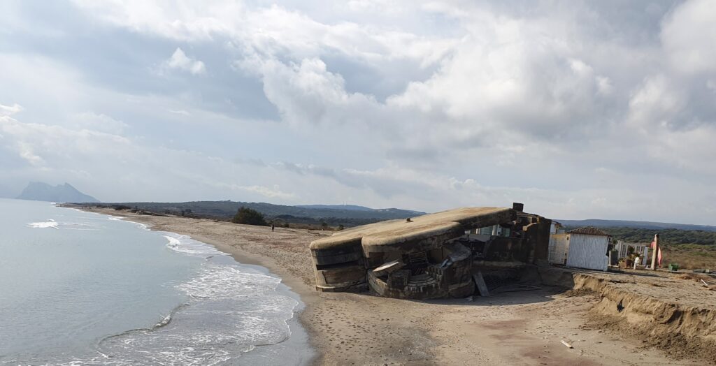Dos espigones para la protección del Club de Playa Trocadero podría estar detrás de la pérdida de la playa de Sotogrande