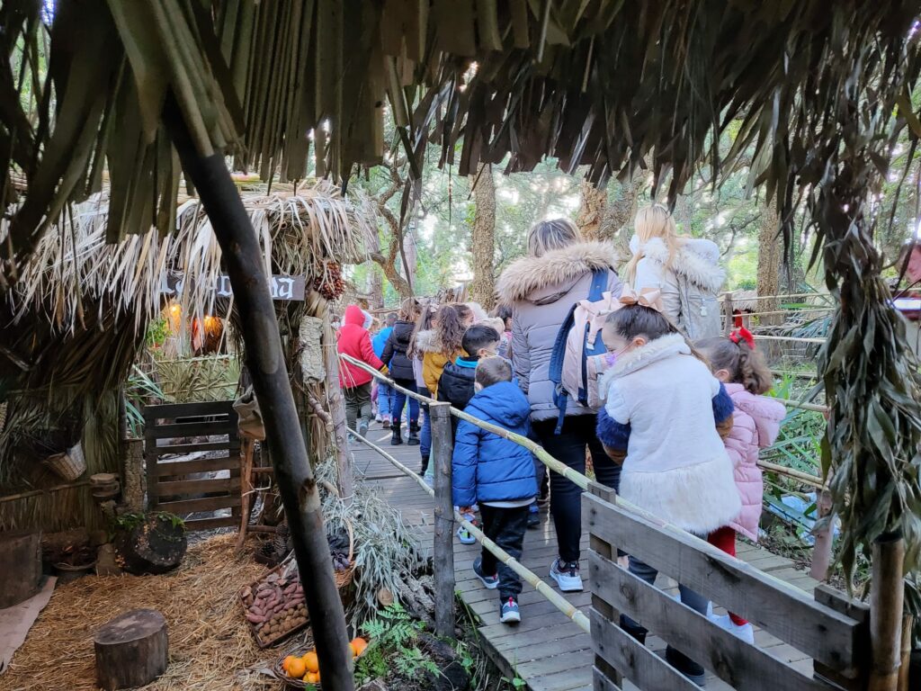 Colegios y mayores visitan el Belén Viviente de Pelayo