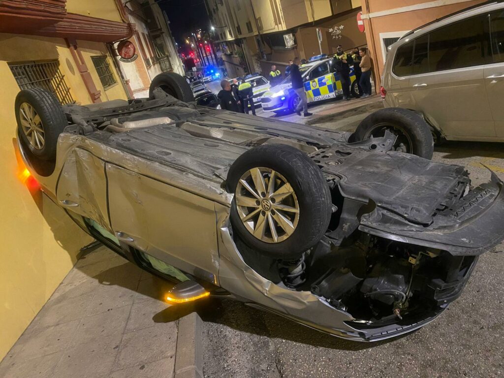 Detenido por la Policía Local tras darse a la fuga e impactar con varios vehículos mientras conducía ebrio.