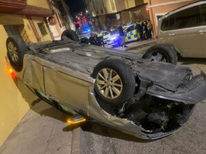 Detenido por la Policía Local tras darse a la fuga e impactar con varios vehículos mientras conducía ebrio.
