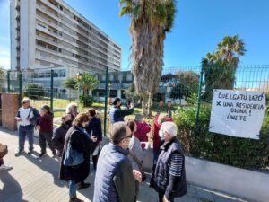 La AAVV de San José Artesano cuelga lazos negros en apoyo a la Residencia de ancianos.