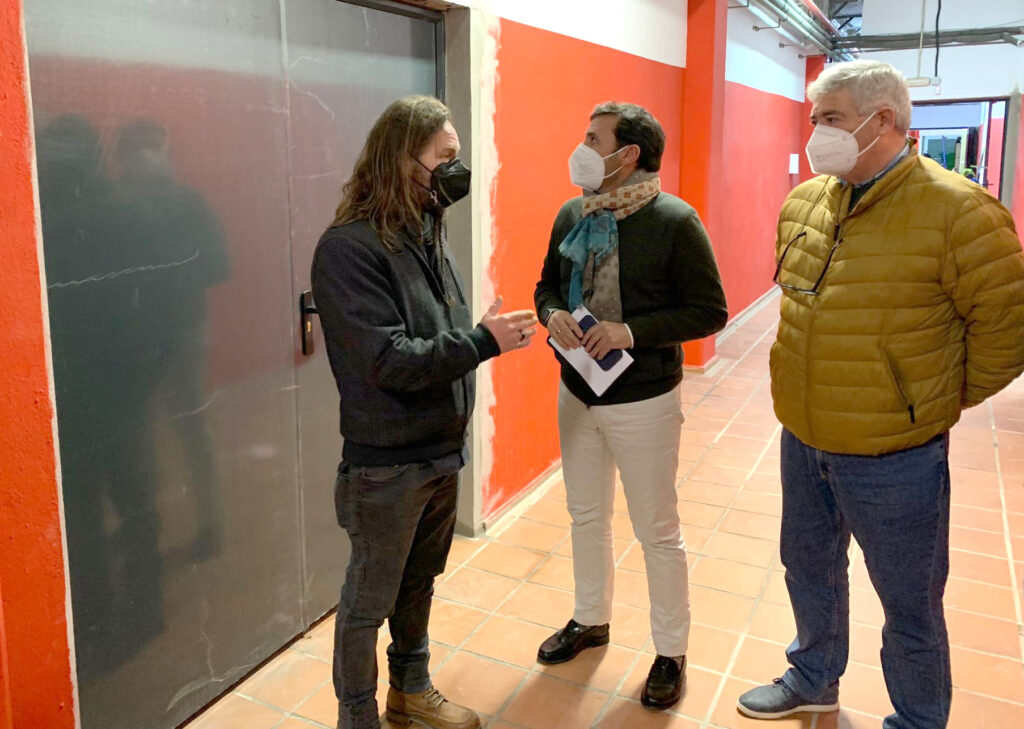 Instalación de las nuevas puertas interiores del Nuevo Mirador.