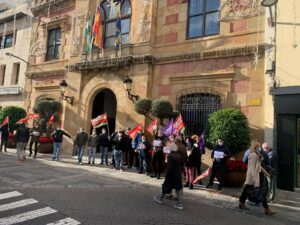 Concentración en la puerta del ayuntamiento en defensa de los derechos de la plantilla a tiempo parcial de Algesa.