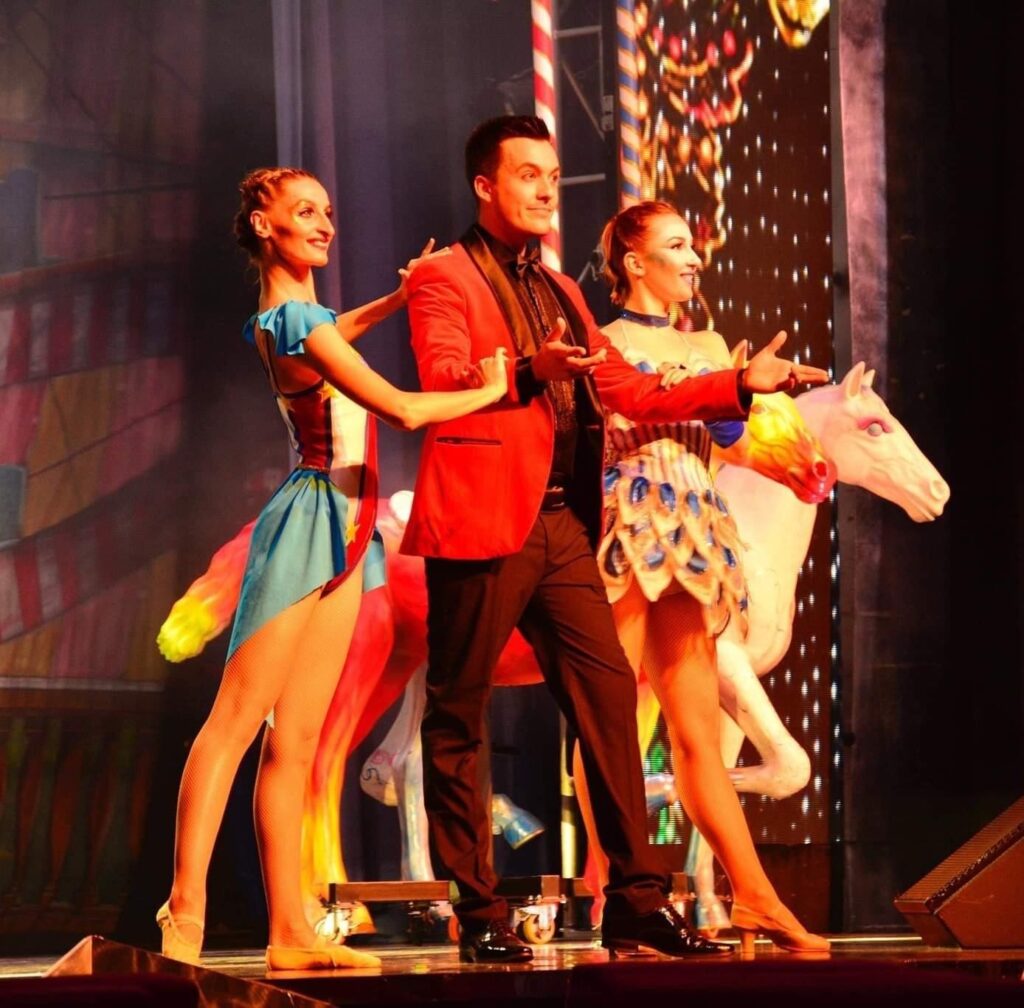 Cruzar el Estrecho, ahora con más magia que nunca gracias a un acuerdo de Balearia y el ilusionista Aaron Varela