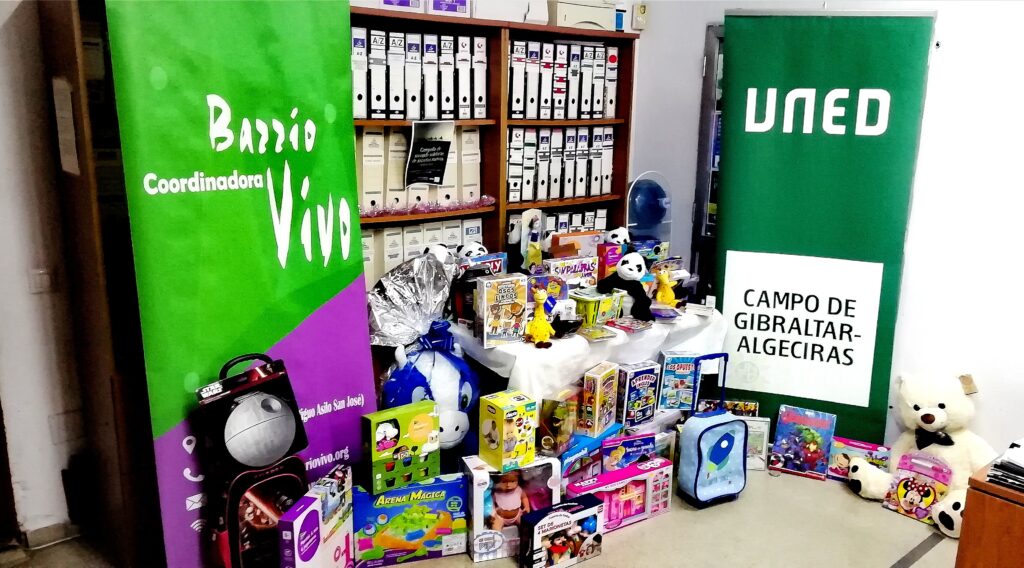 UNED entrega a Barrio Vivo los juguetes de su campaña de Navidad