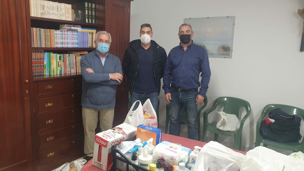 La Parroquia de La Piñera recibe una recogida de alimentos realizada dos colectivos deportivos algecireños
