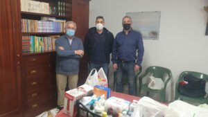 La Parroquia de La Piñera recibe una recogida de alimentos realizada dos colectivos deportivos algecireños