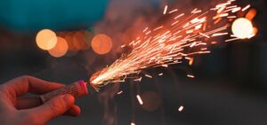 El ruido de los petardos afecta gravemente a bebés, personas con autismo y animales"