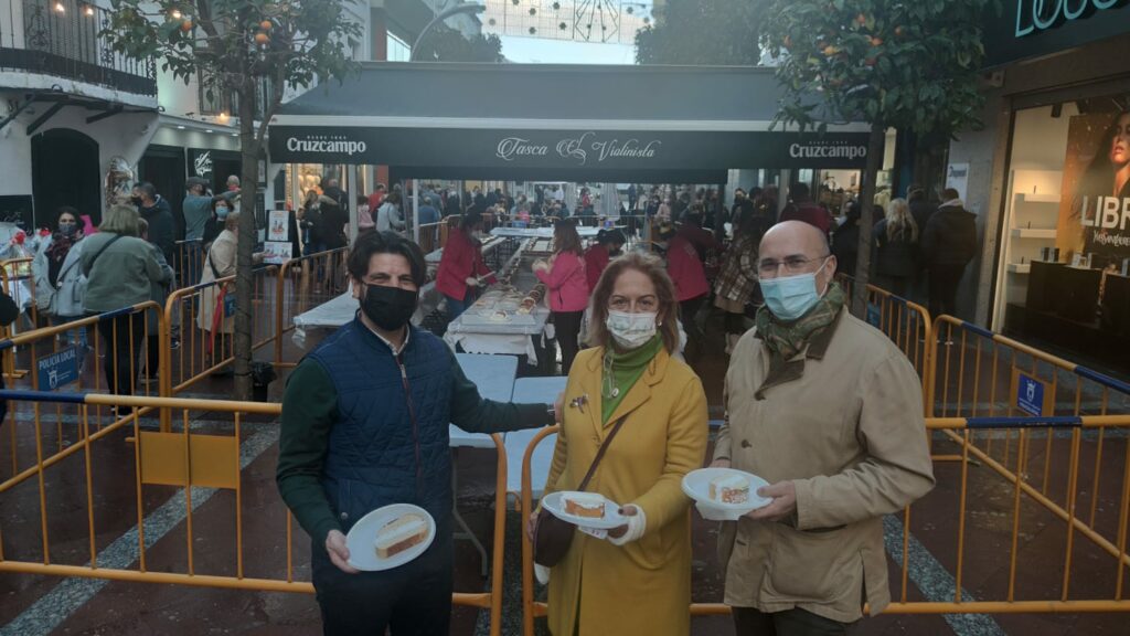 Los algecireños disfrutan de un Roscón de Reyes Gigante por una causa solidaria