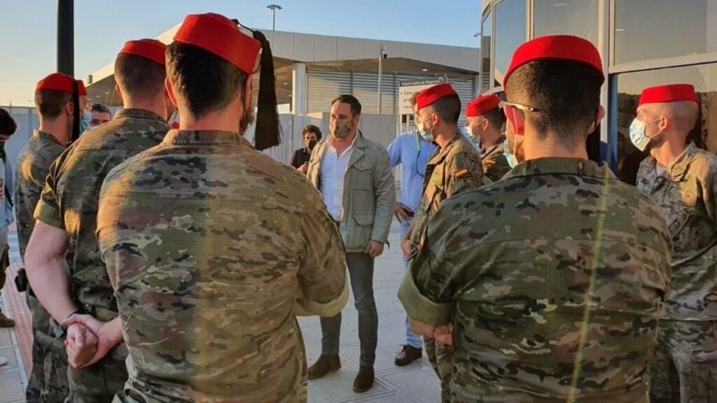 Abascal felicita a "los tres ejércitos" con una foto tomada en Algeciras