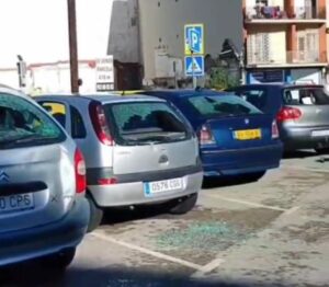 Siete vehículos aparcados en la zona de la estación de autobuses de San Bernardo amanecen con los cristales rotos