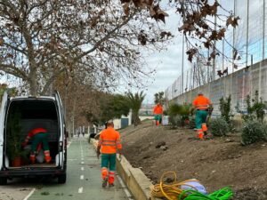 El Ayuntamiento embellece el talud del campo de fútbol del Saladillo