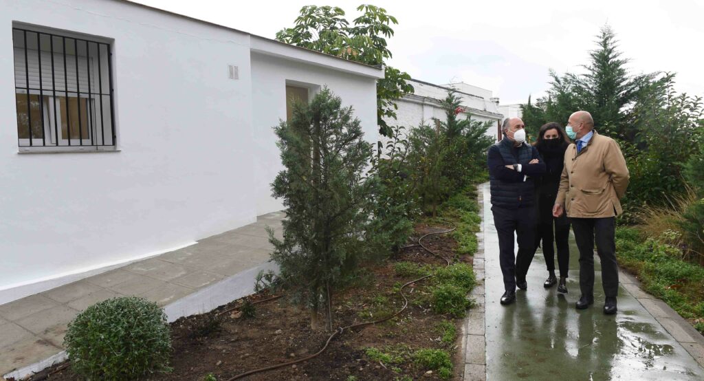 Landaluce visita los nuevos vestuarios del cementerio antiguo