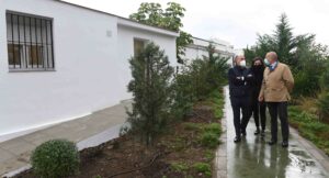 Landaluce visita los nuevos vestuarios del cementerio antiguo