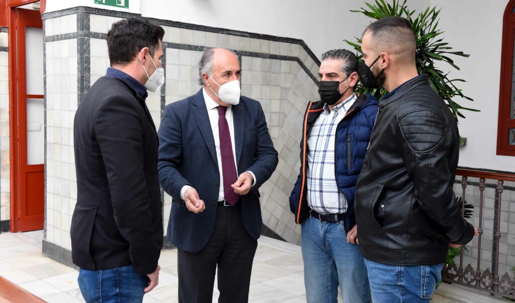 Trabajadores del centro de menores La Marchenilla" trasladan al alcalde su preocupación por el ERE puesto en marcha por la empresa