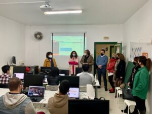 Los alumnos de Garage Lab fabrican placas nominativas para los parques algecireños