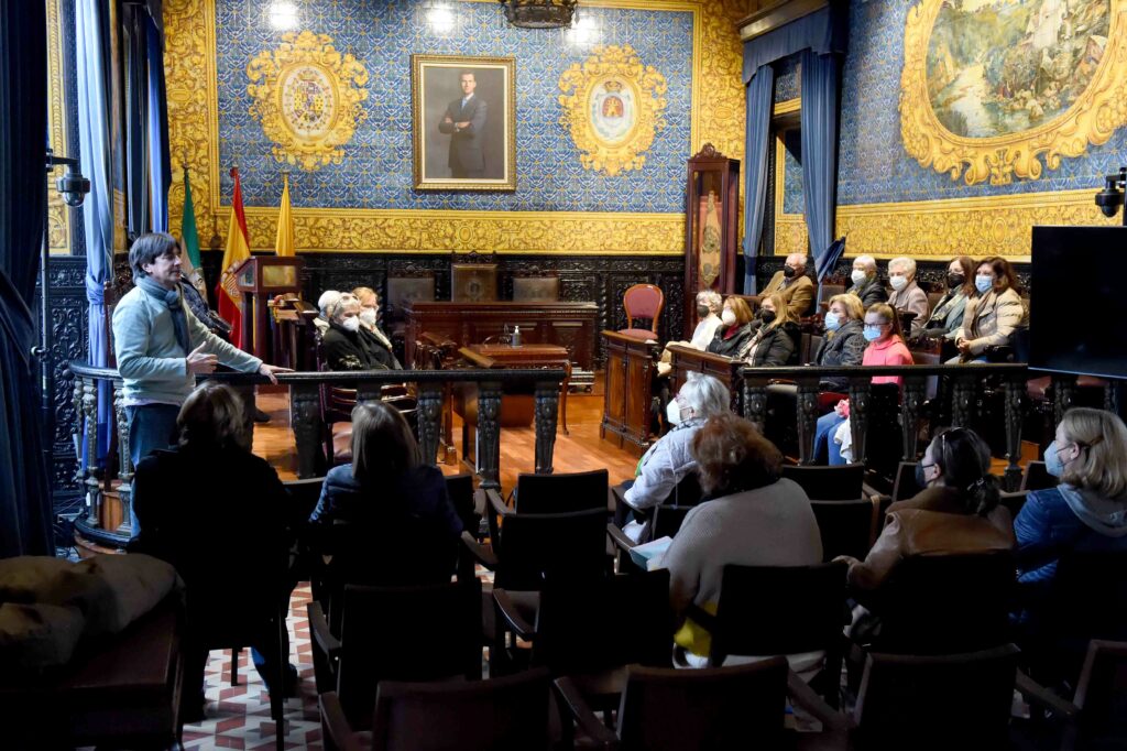 Los mayores del Centro de Educación Permanente Juan Ramón Jiménez visitan el Salón de Plenos