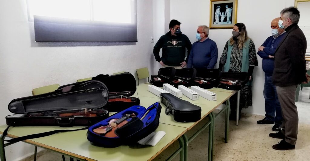 La Comunidad Portuaria dona cuatro violines y atriles a la Escuela de Música de Barrio Vivo de La Piñera