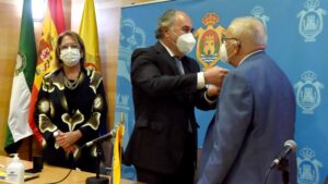 Antonio Quintero recibe la insignia de la ciudad en gratitud por su entrega hacia la Feria Real