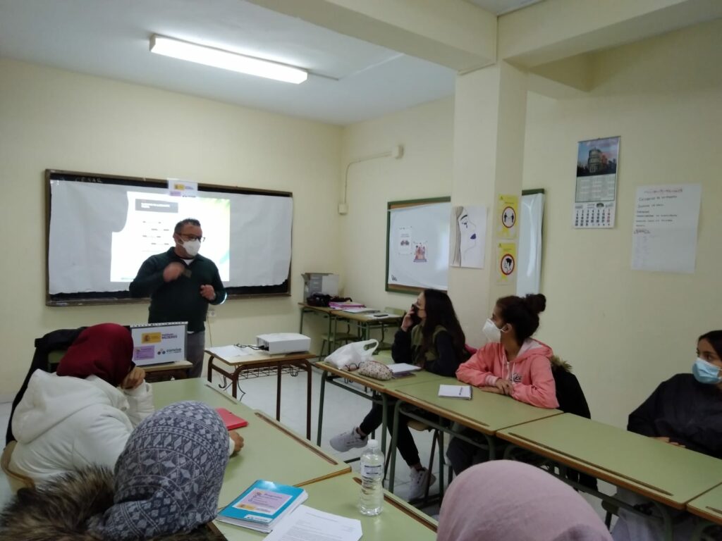 Charla sobre prevención de riesgos laborales en la barriada de la Piñera a un grupo de mujeres migrantes de la Fundación CEPAIM