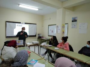 Charla sobre prevención de riesgos laborales en la barriada de la Piñera a un grupo de mujeres migrantes de la Fundación CEPAIM