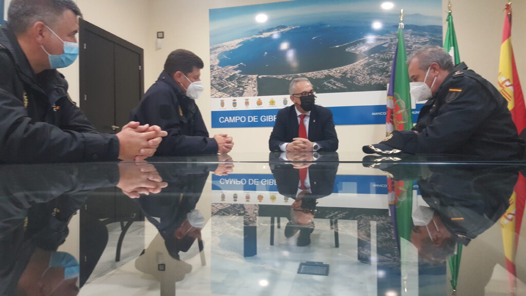 Lozano recibe al Comisario jefe López Matesanz junto a los comisarios Francisco Medel y Ramón José Fernández