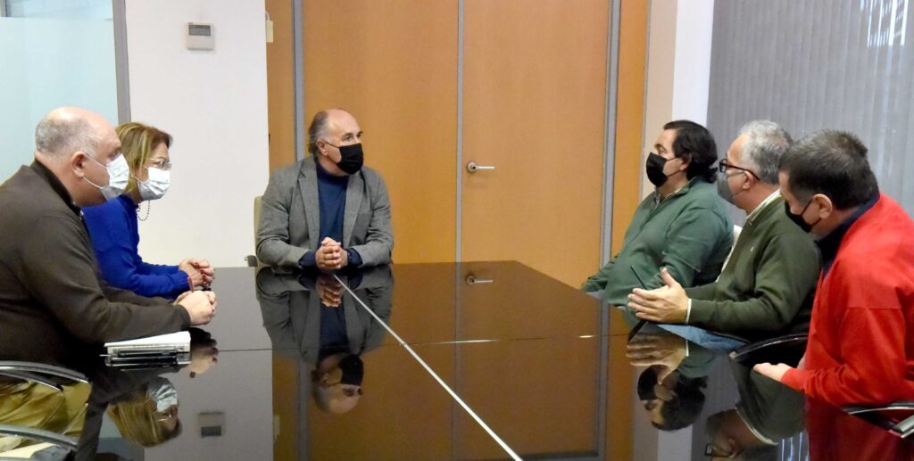 Responsables de la Peña Miguelín trasladan al alcalde la situación por la que atraviesa la entidad