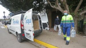 Aqualia amplia horarios y puntos de recogida de agua embotellada a vecinos de La Alcaidesa.