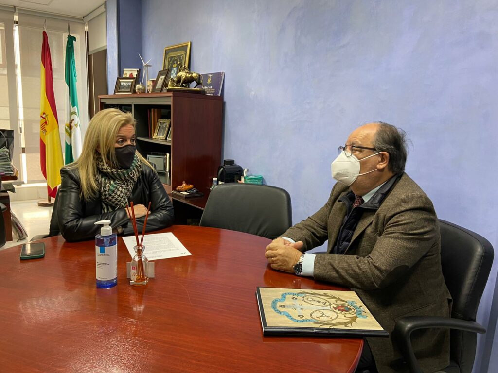 El presidente del Consejo local de Hermandades se reúne con la subdelegada del gobierno de la Junta.