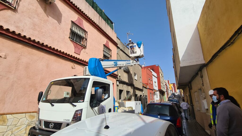 Las obras de renovación del alumbrado exterior llegan a la Bajadilla y San Bernabé